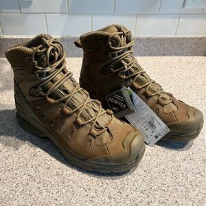 Salomon waterproof outdoorsman boots 🥾 🥾. In GREAT condition NWOT
